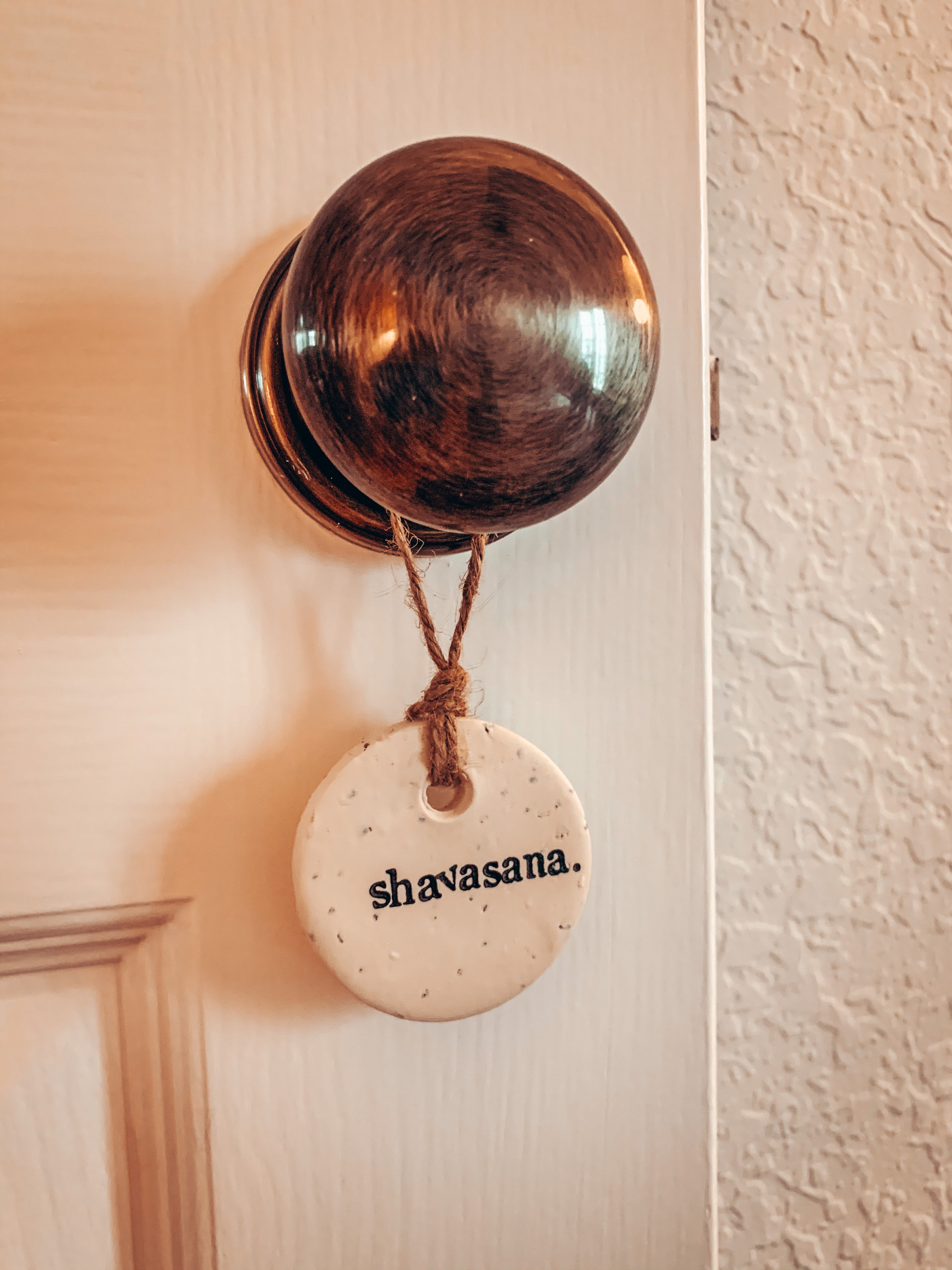 ssshvasana ceramic "do not disturb" fob hangs on door handle